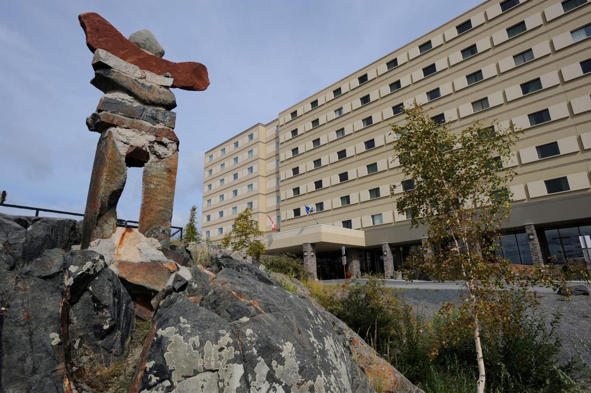 The Explorer Hotel Yellowknife Exterior foto